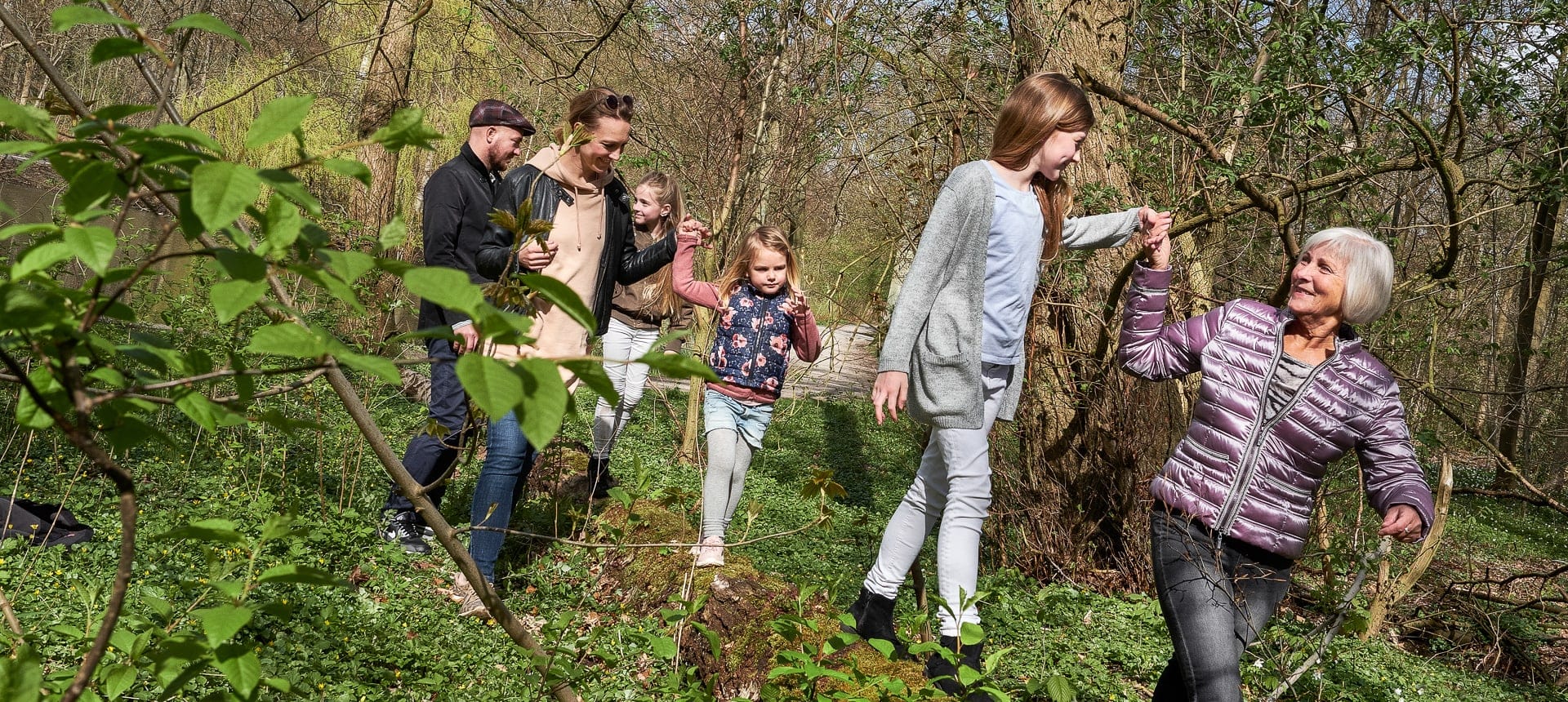 Forsidebillede - Familie i skove