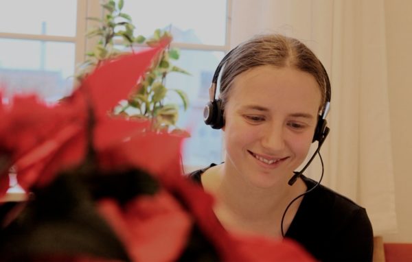 Kirstine Viuf taler i telefon.